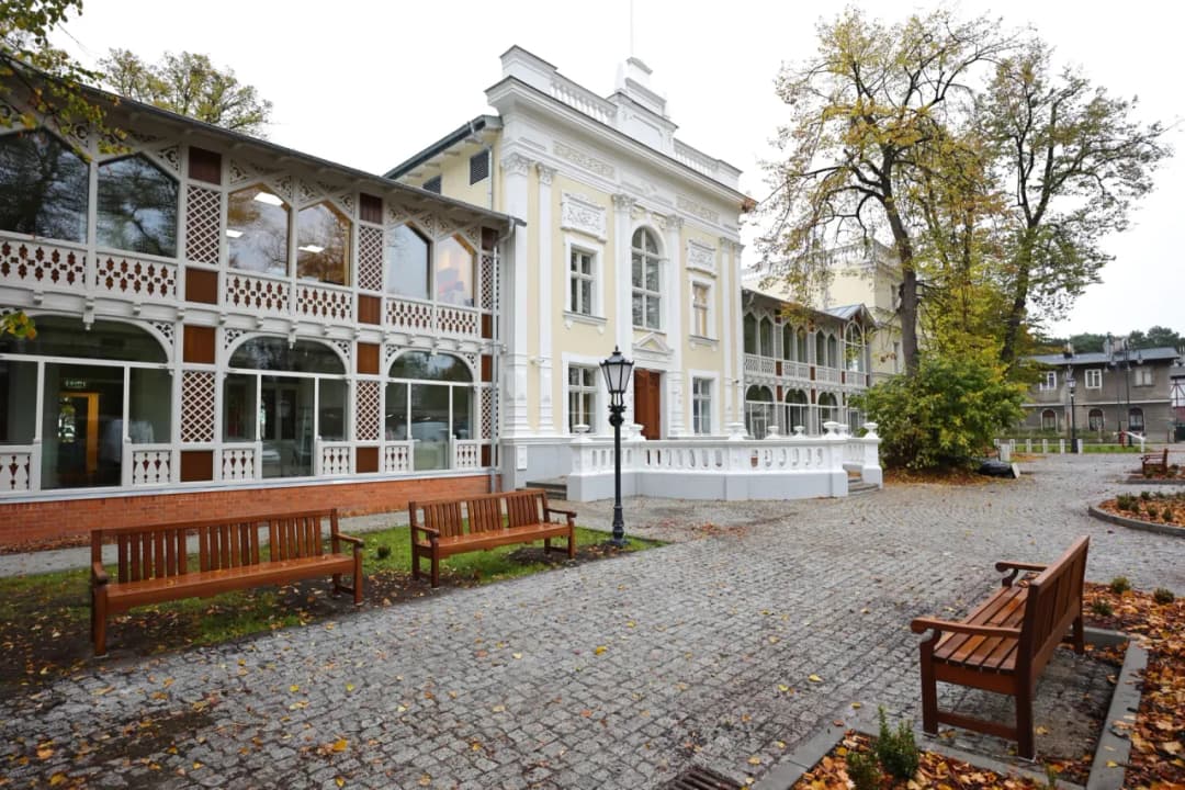 Dom Zdrojowy w Brzeźnie - Tło historyczne i zwiedzanie. Poradnik