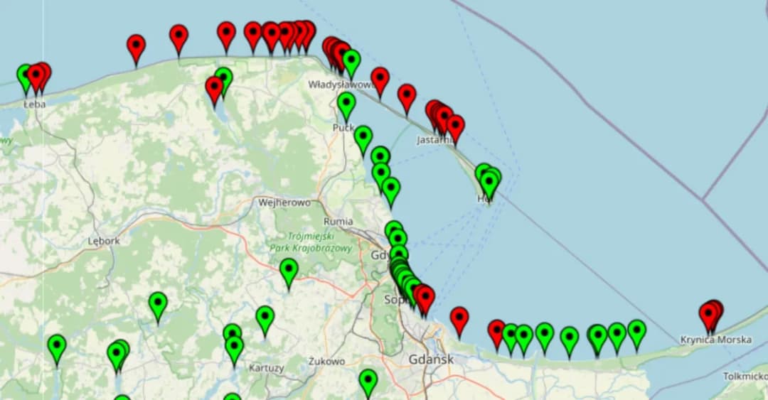 Gdzie sinice nad Bałtykiem? Aktualna mapa zamkniętych kąpielisk 2025