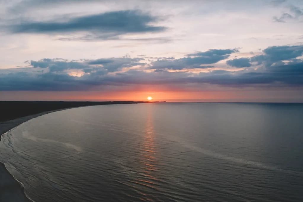 Noclegi w Gdańsku blisko plaży? Sprawdź te wyjątkowe oferty z widokiem na morze!